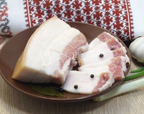 Сало в рассоле в банке